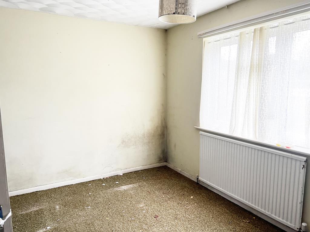 Lot: 139 - DETACHED THREE-BEDROOM CHALET BUNGALOW IN NEED OF IMPROVEMENT - Ground floor bedroom